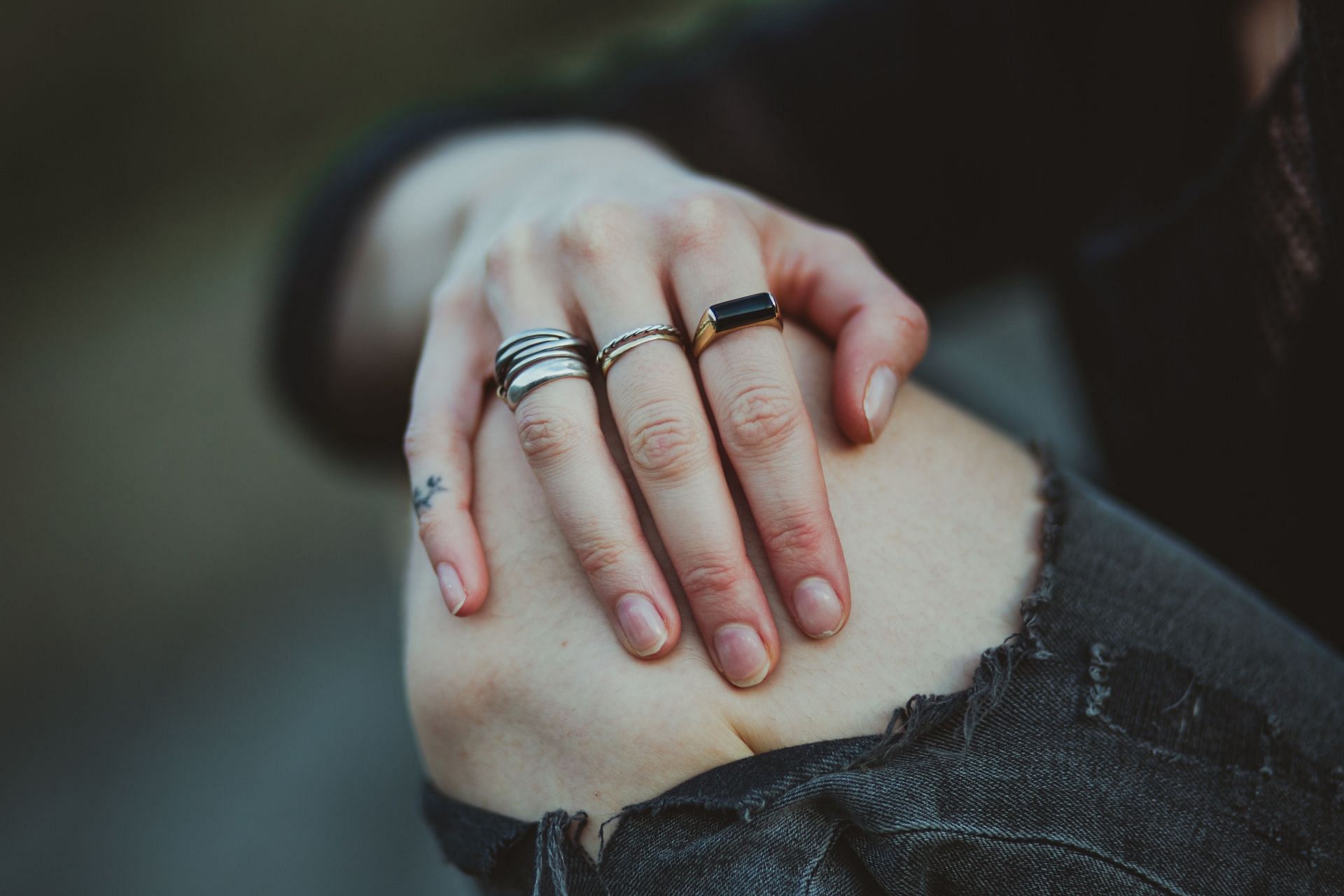 Excess pressure on the knees can cause swelling of the kneecaps. (Image via Unsplash/Jasmin Schreiber)